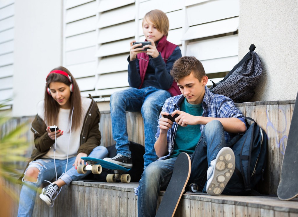 kinderen en jongeren met smartphones