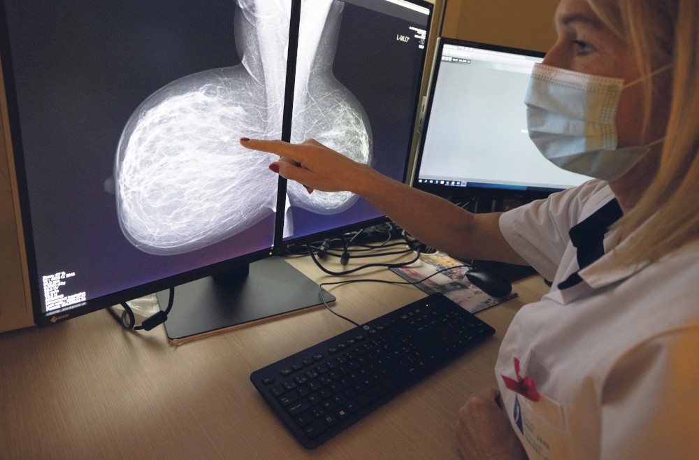 een dokter wijst naar een scherm