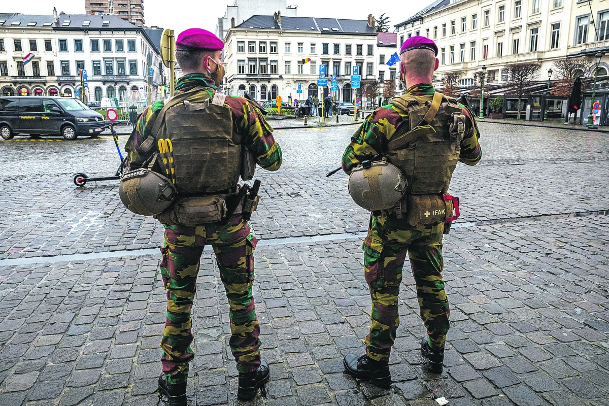 militairen op straat