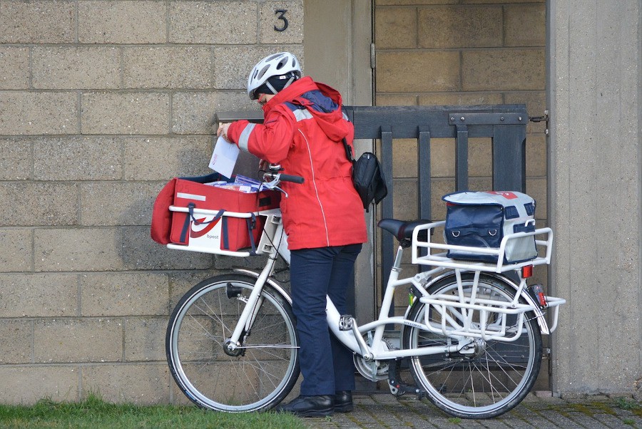 Postbode brengt brieven