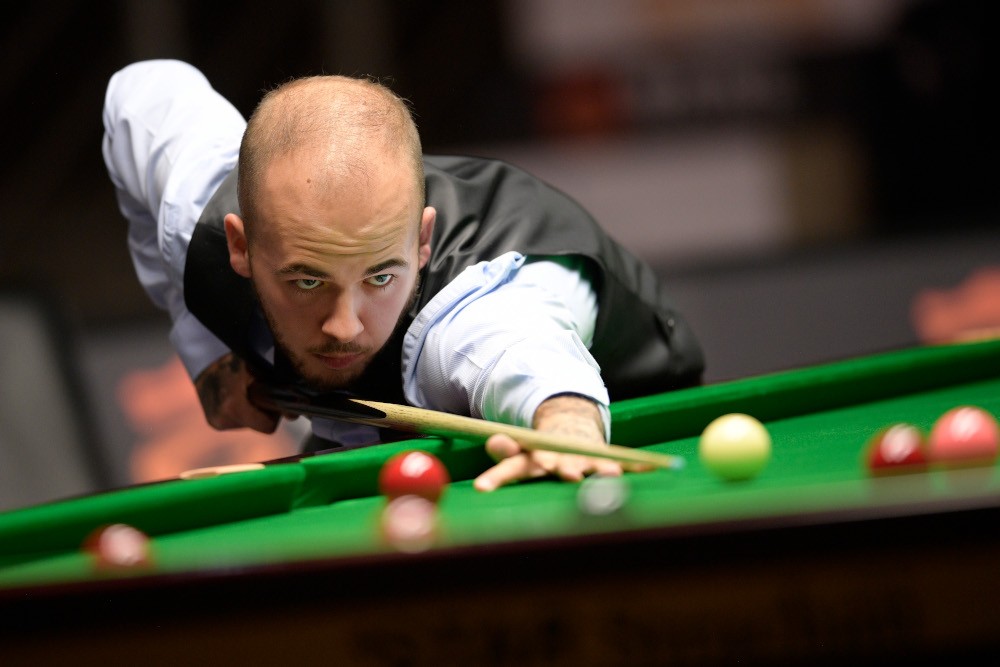 Luca Brecel speelt snooker