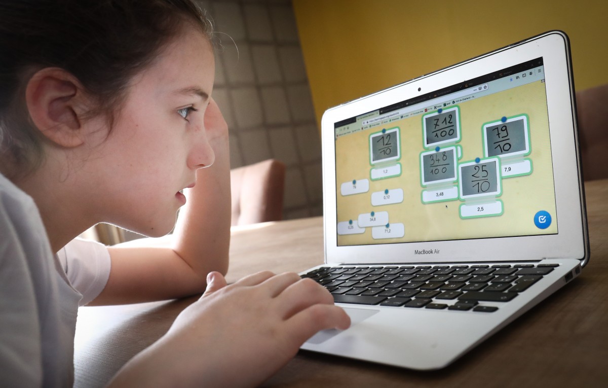 Een leerling werkt met een laptop