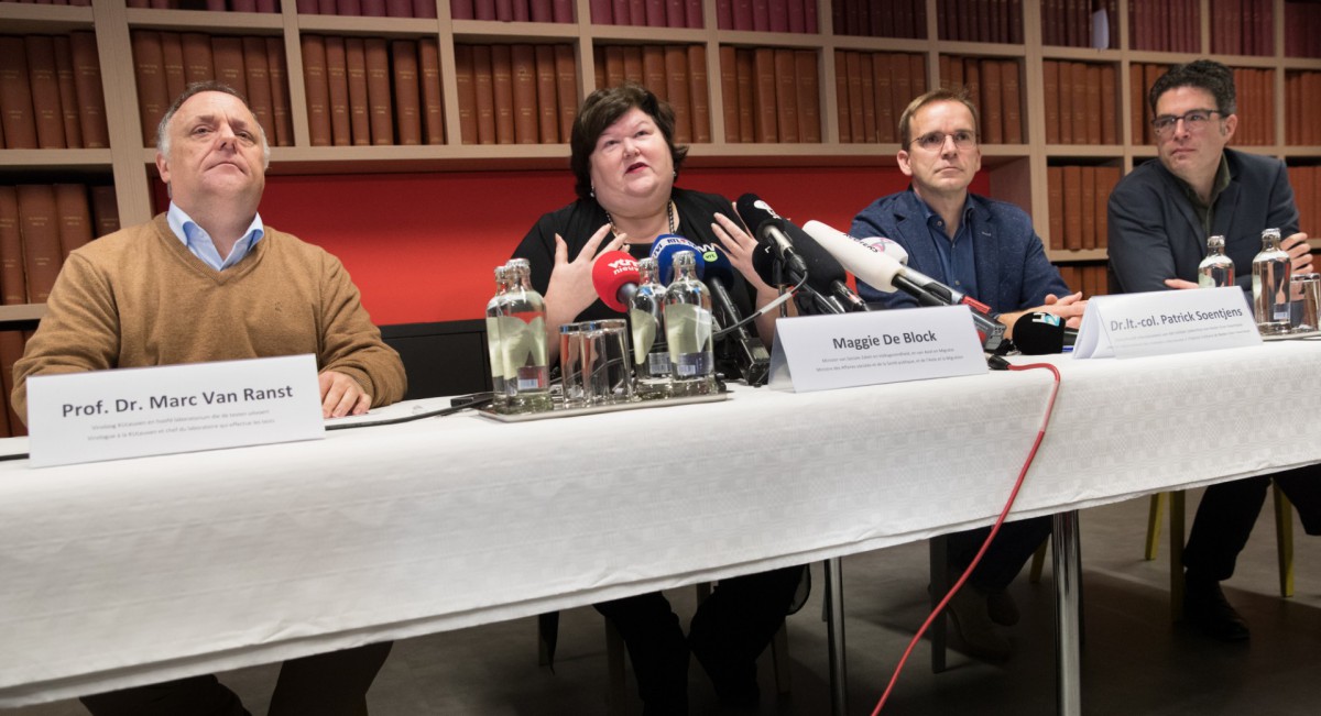 Minister van Volksgezondheid Maggie De Block en dokters geven uitleg