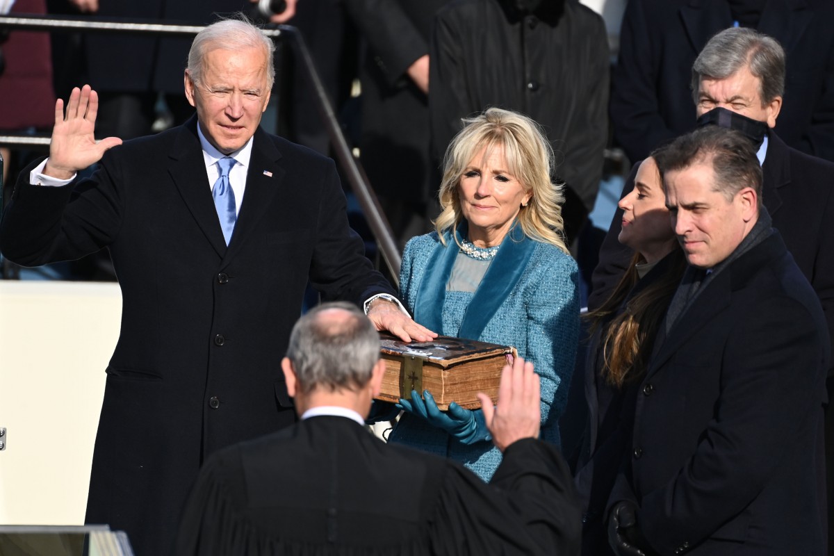 President Biden met hand op de Bijbel