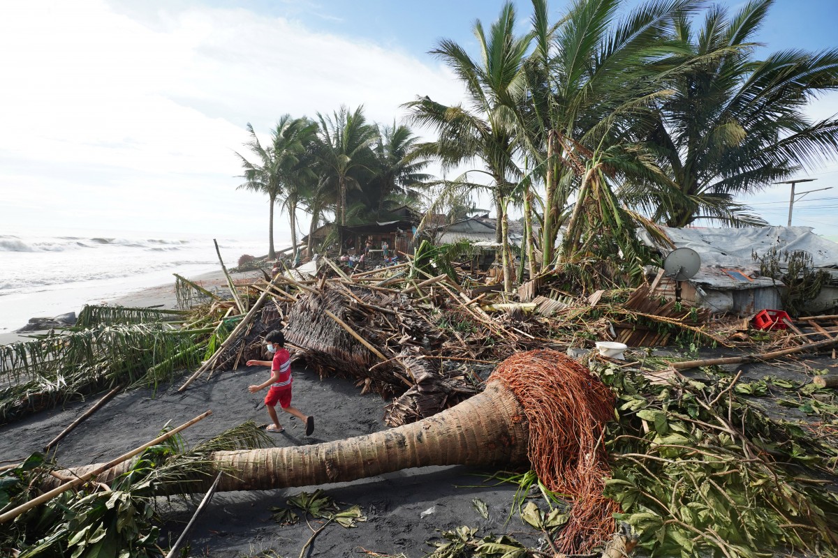 een storm verwoestte veel natuur en gebouwen op de Filipijnen