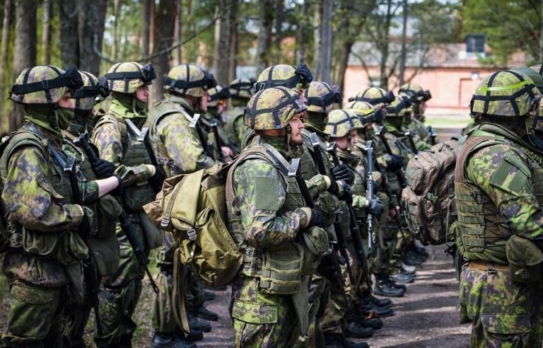 Finse soldaten doen een oefening