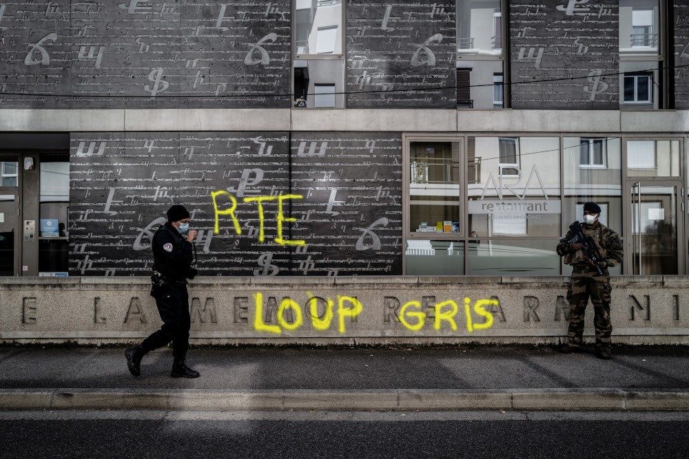 een muur met 'Grijze Wolven' erop