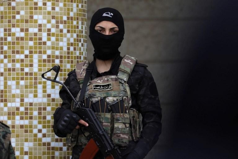 een soldaat bij Al-Hasakah