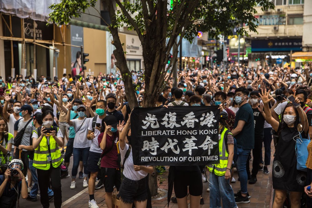 mensen betogen in Hongkong