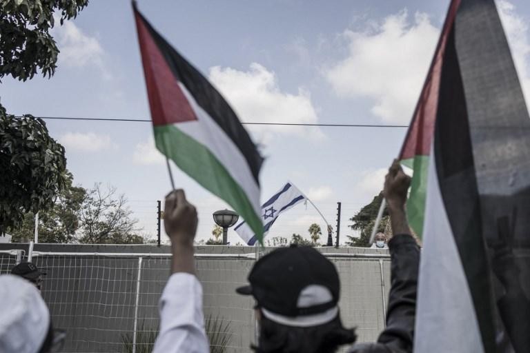 mensen met Israëlische en Palestijnse vlaggen