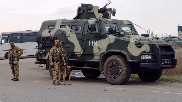 soldaten bij de grens tussen Oekraïne en Rusland