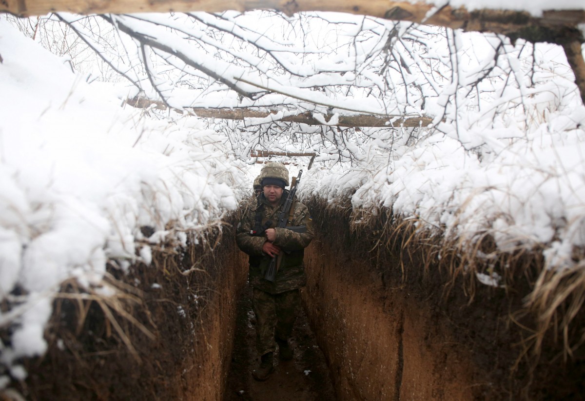 Oekraïense soldaat in een loopgraaf