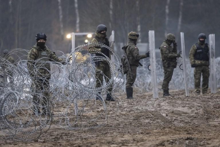 soldaten bij de Poolse grens met Wit-Rusland