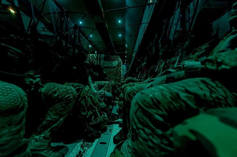 Belgische soldaten in een donker vliegtuig
