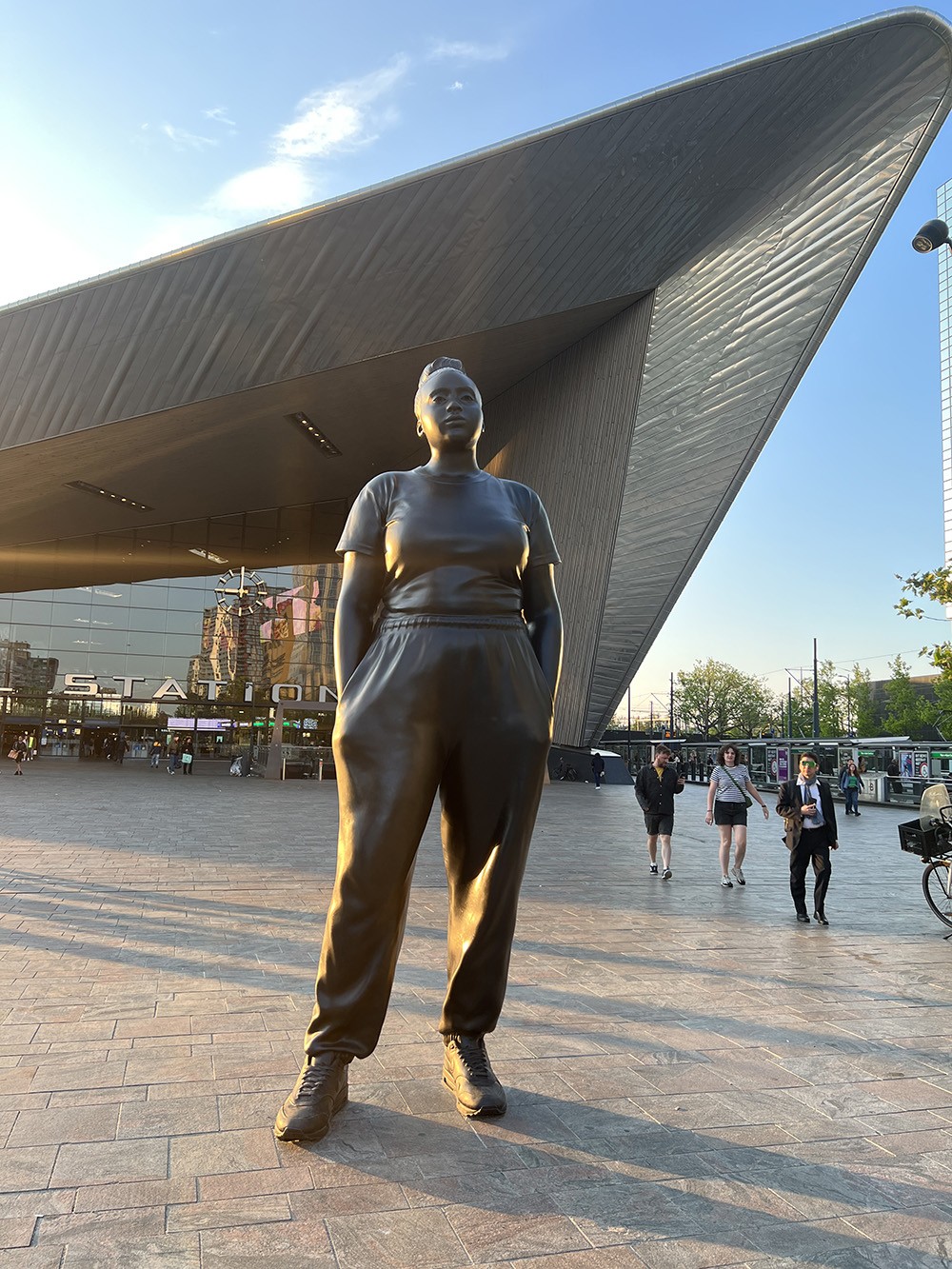 standbeeld 'Moments Contained' in Rotterdam