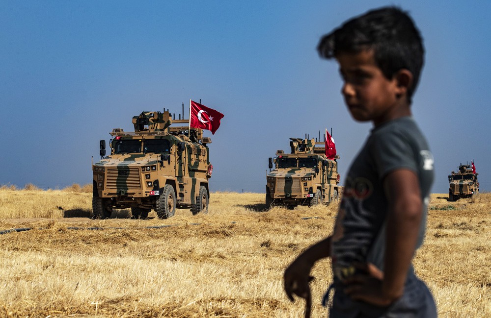 Syrisch kind en Turkse troepen