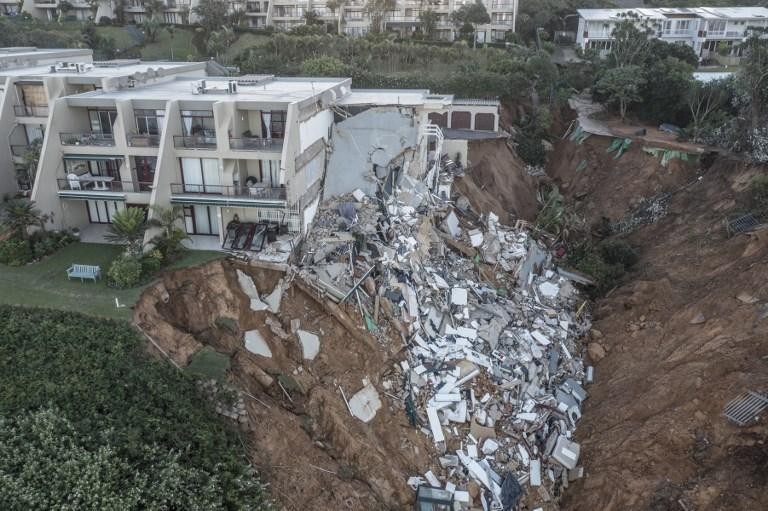 een vernield gebouw in Zuid-Afrika