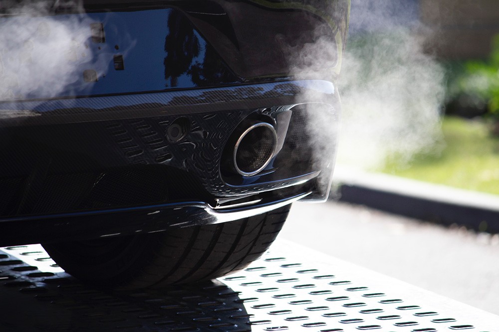 uitlaat-gassen van een auto