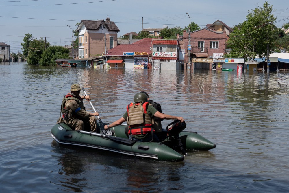 een Oekraïense stad onder water