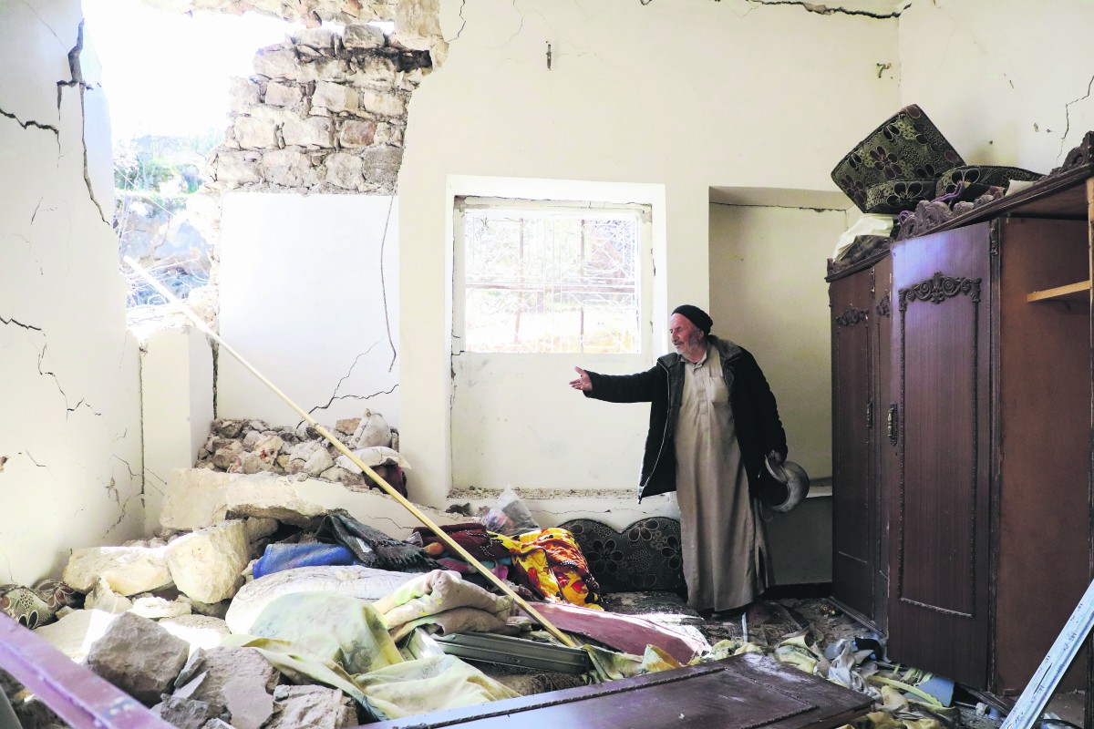 Man in vernield huis in Idlib