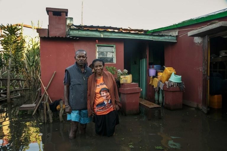 een koppel in Madagaskar staat tot de knieën in het water