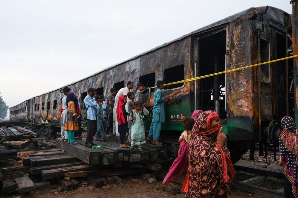Trein brandt uit in Pakistan