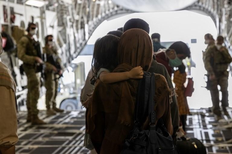 mensen in een vliegtuig uit Afghanistan