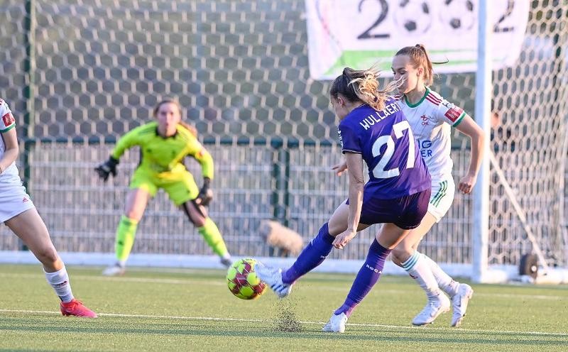 voetbal van vrouwen met Tessa Wullaert in het blauw