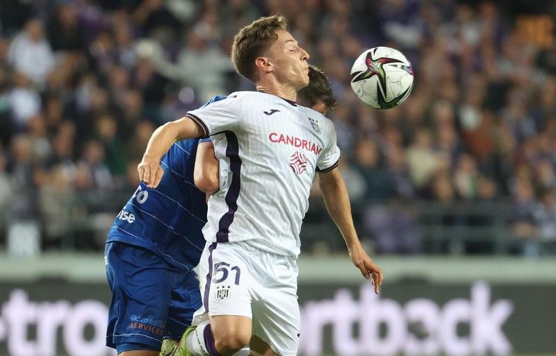 Yari Verschaeren van Anderlecht stoot met zijn borst tegen de bal