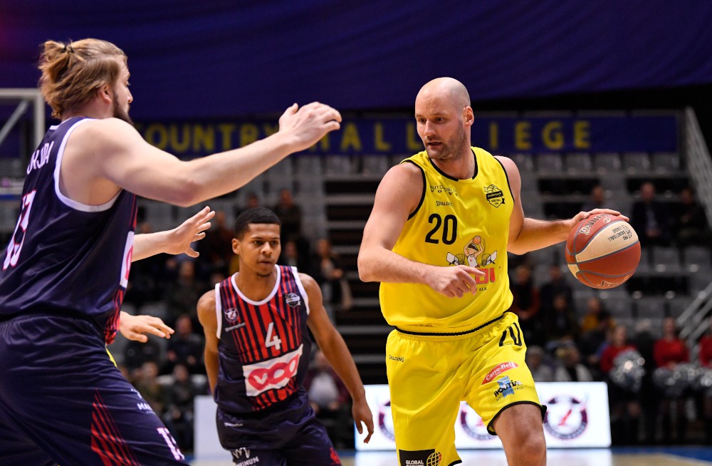 Oostende basket in het geel