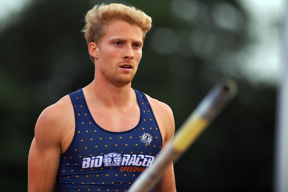 Ben Broeders met zijn polsstok