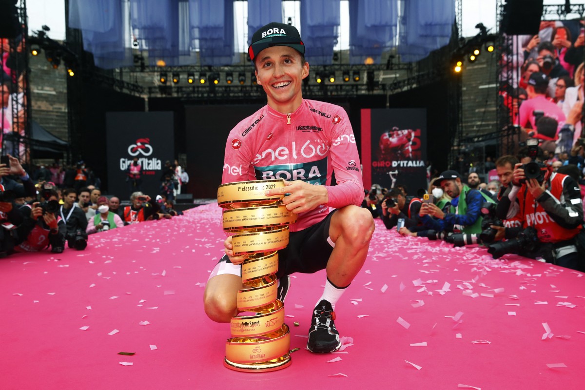 Jai Hindley met de trofee van de Giro