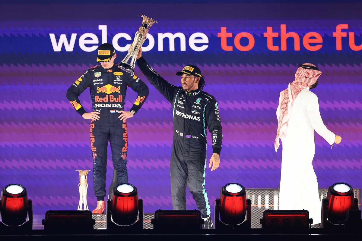 Hamilton en Verstappen op het podium in Saoedi-Arabië