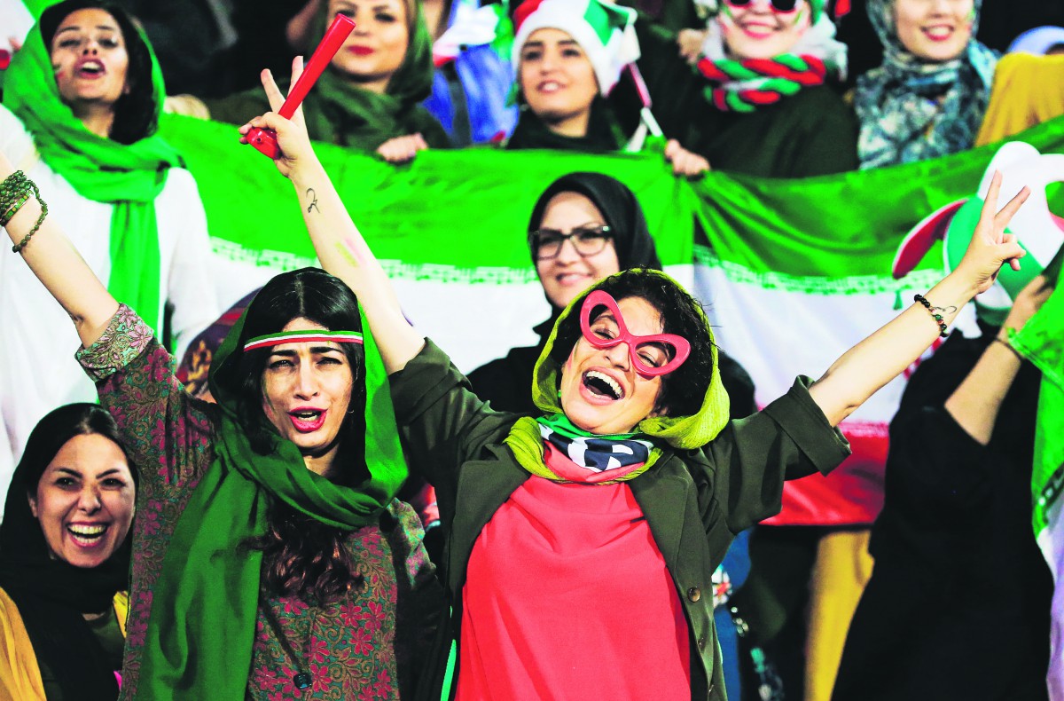 Iraanse vrouwen in een stadion van voetbal