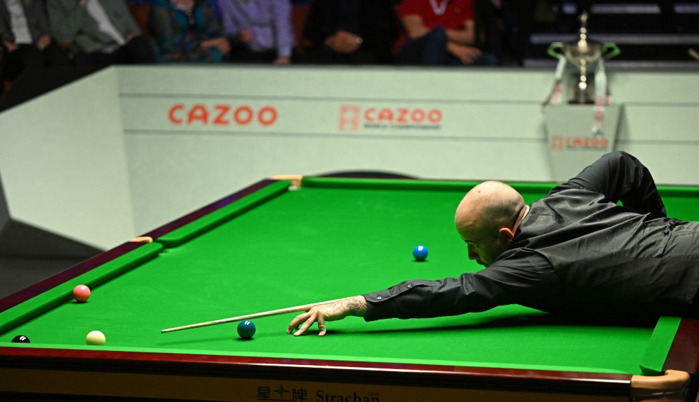 Luca Brecel speelt snooker