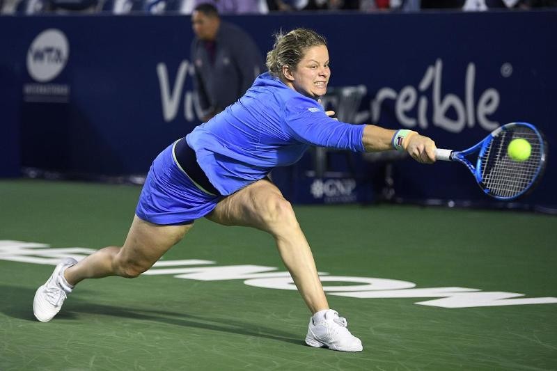 Kim Clijsters klopt op een tennisbal