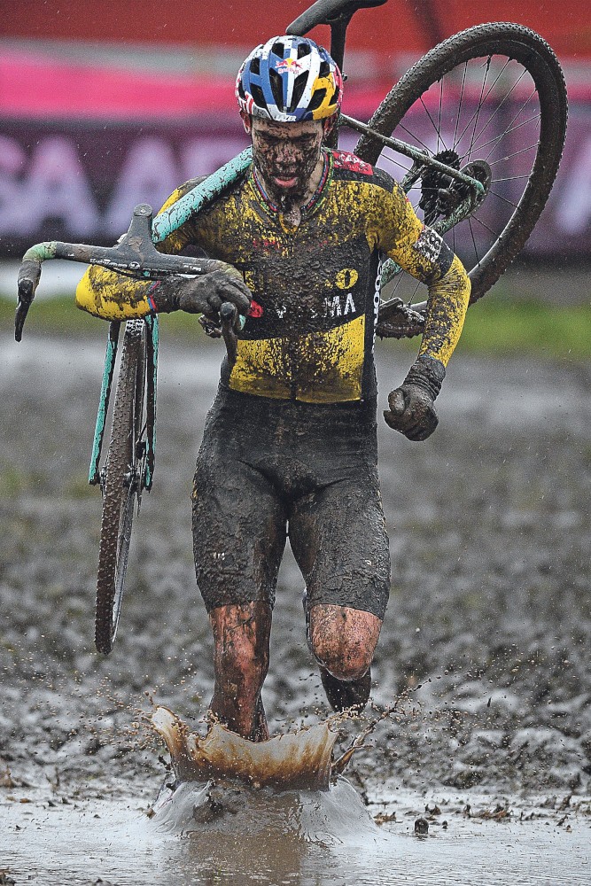 Wout van Aert in de modder