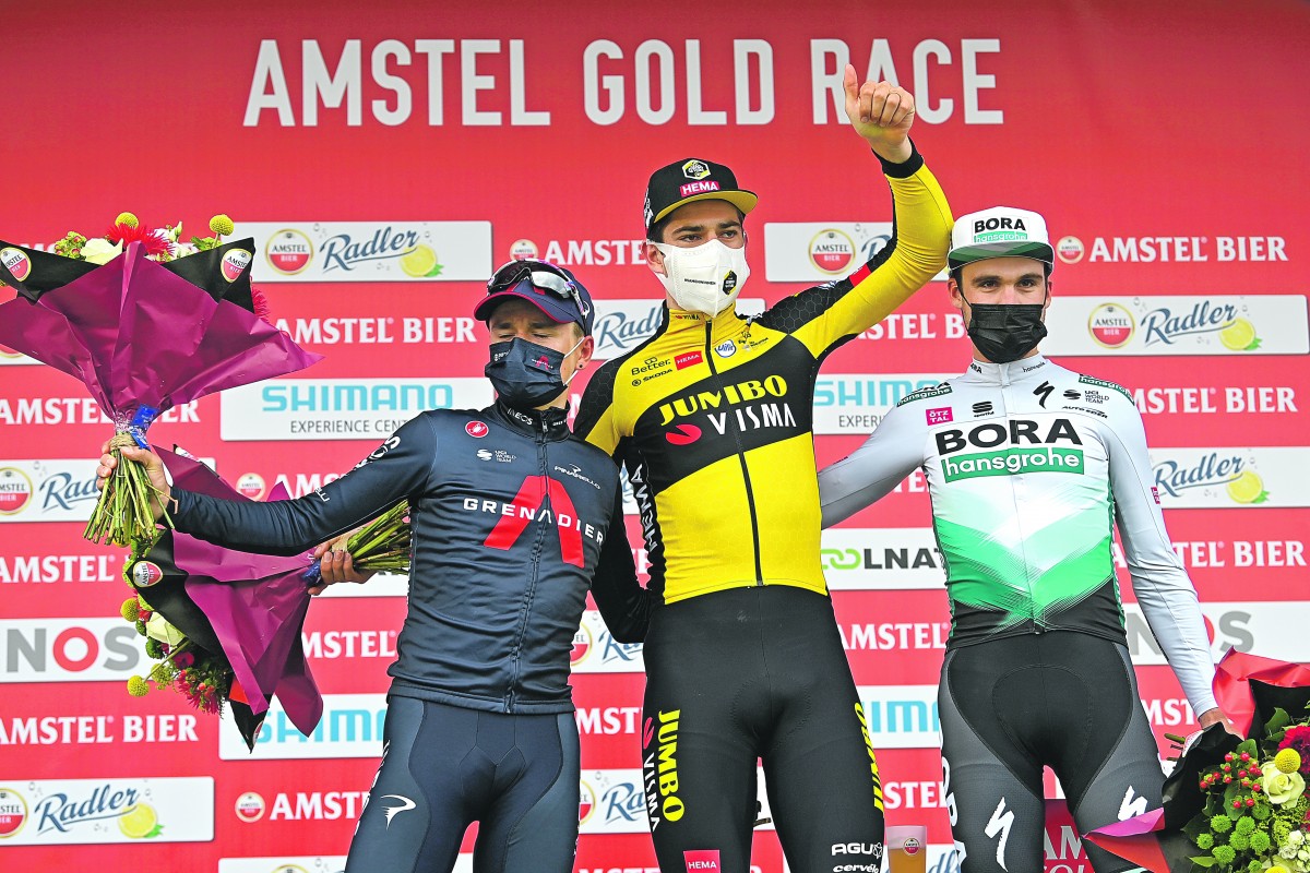 Wout van Aert (in de gele trui)