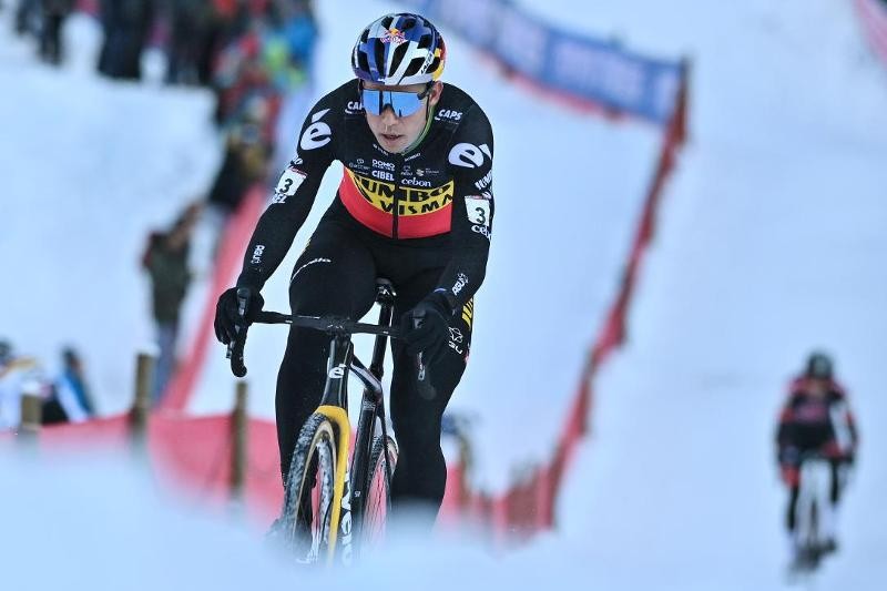 Van Aert in de sneeuw 