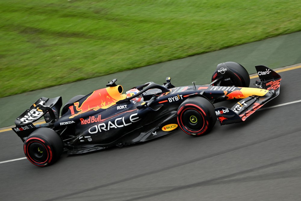 Verstappen in zijn wagen van Red Bull