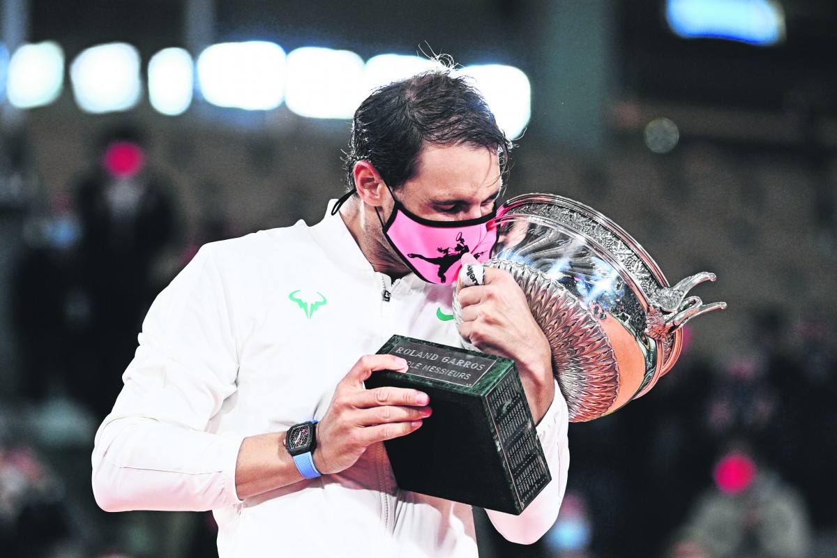 Rafael Nadal kust zijn trofee