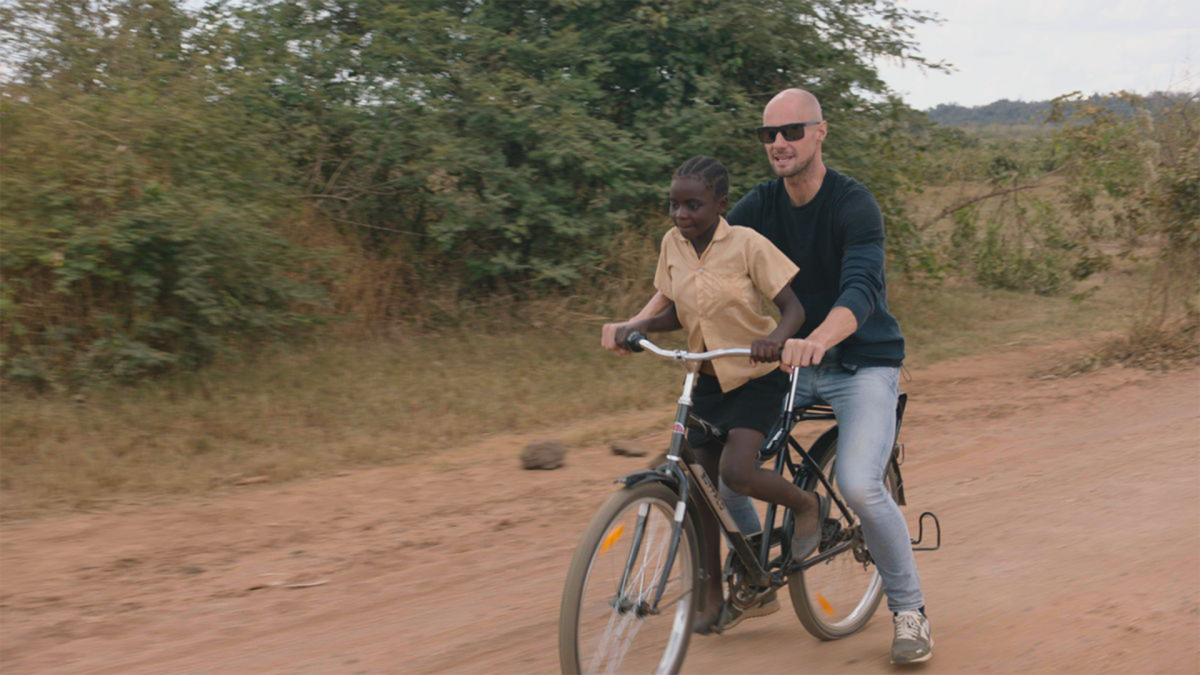 Tom Boonen achterop op de fiets