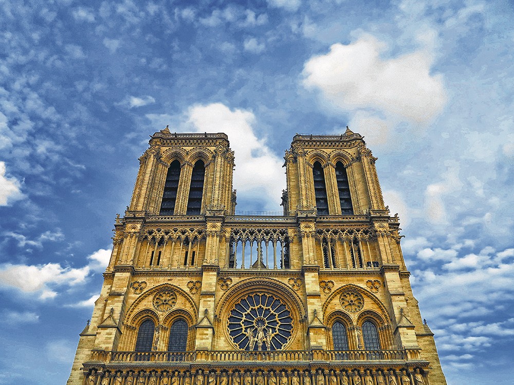 Oude tijden metro bewonderen De Notre-Dame: een jaar na de brand | Wablieft