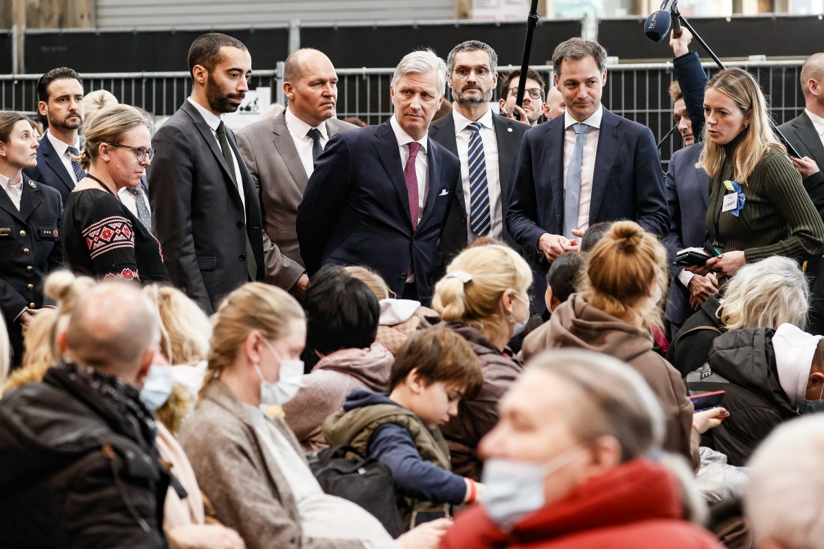 Oekraïense vluchtelingen wachten bij een centrum