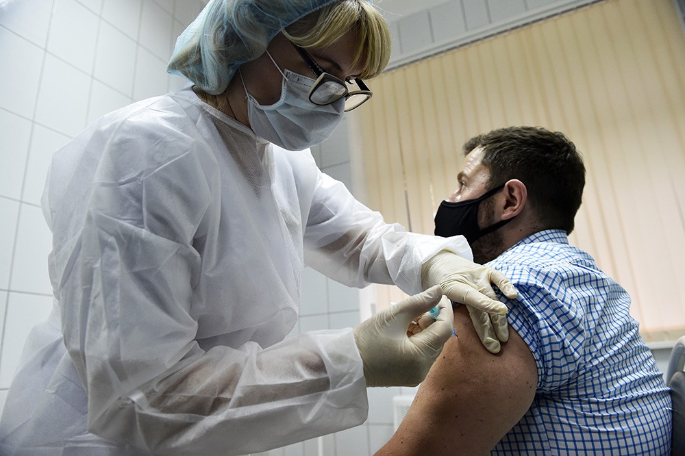 Een man krijgt een vaccin