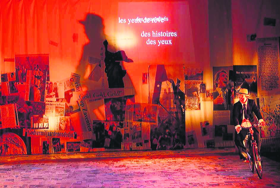 Theater Stap met fiets op het podium