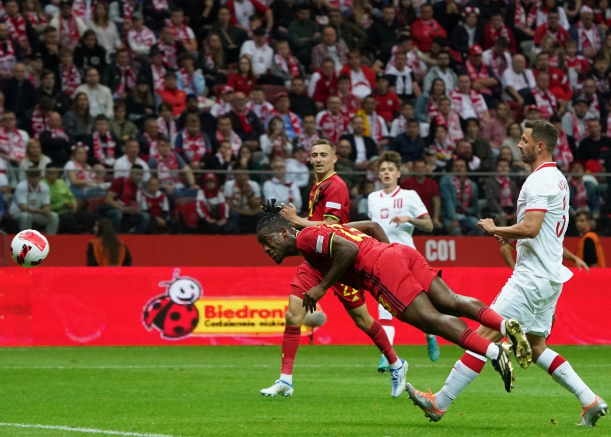 Michy Batshuayi kopt de bal in het doel van Polen