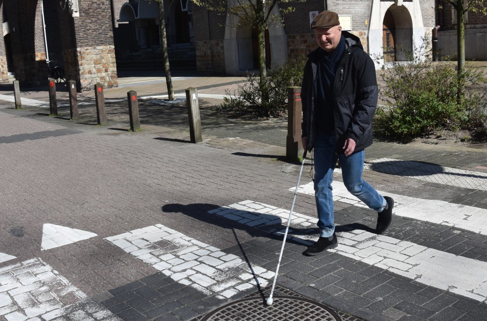 Dirk steekt de straat over