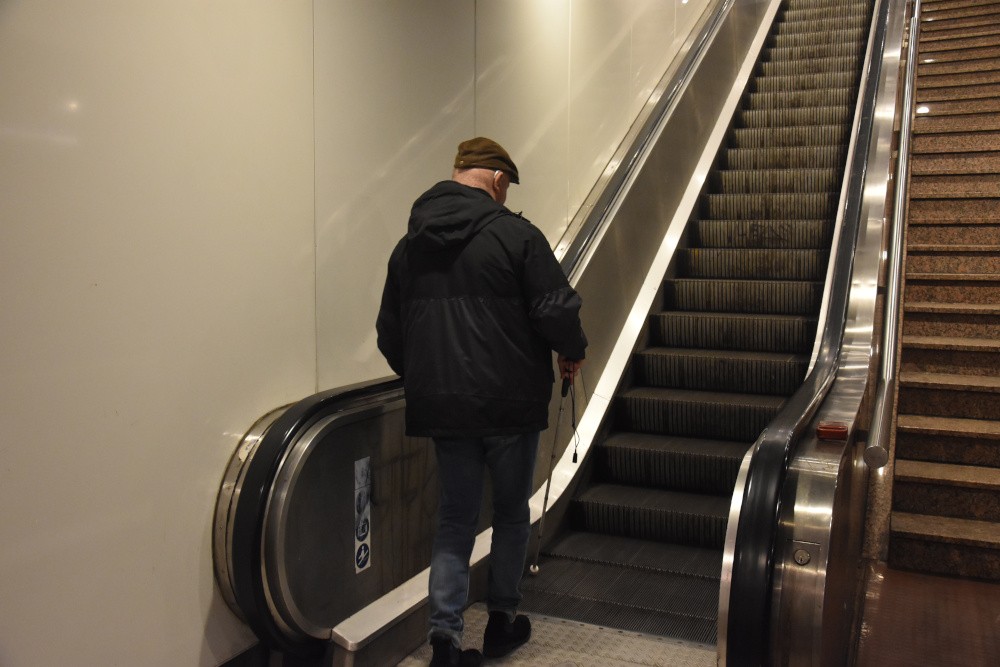 Dirk gaat de roltrap op
