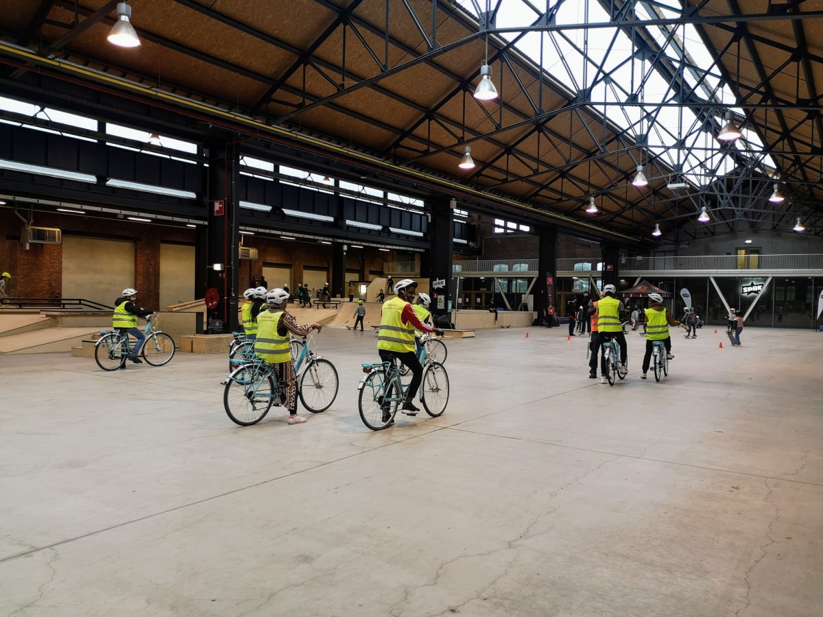 Mensen leren fietsen